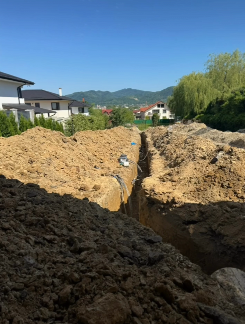 Finalizarea celor 30 de foraje de puțuri la Castel Transilvania, marcând un progres esențial în proiect, cu echipa noastră asigurând o bază solidă și durabilă folosind tehnologii avansate și standarde ridicate de siguranță.